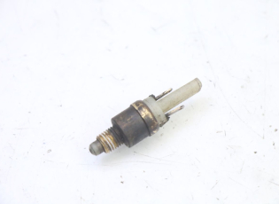 CONTACTEUR FEU STOP DROIT