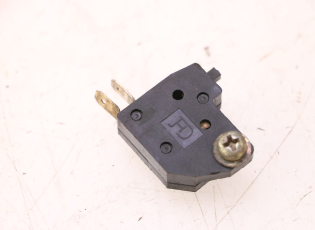CONTACTEUR FEU STOP GAUCHE