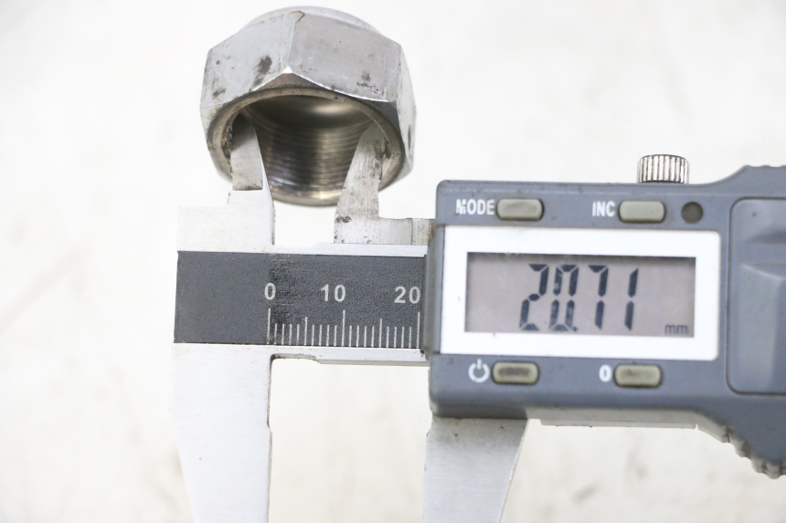 photo de TUERCA TIJA HORQUILLA YAMAHA FZS FAZER 600 (2001 - 2003) - Otra perspectiva