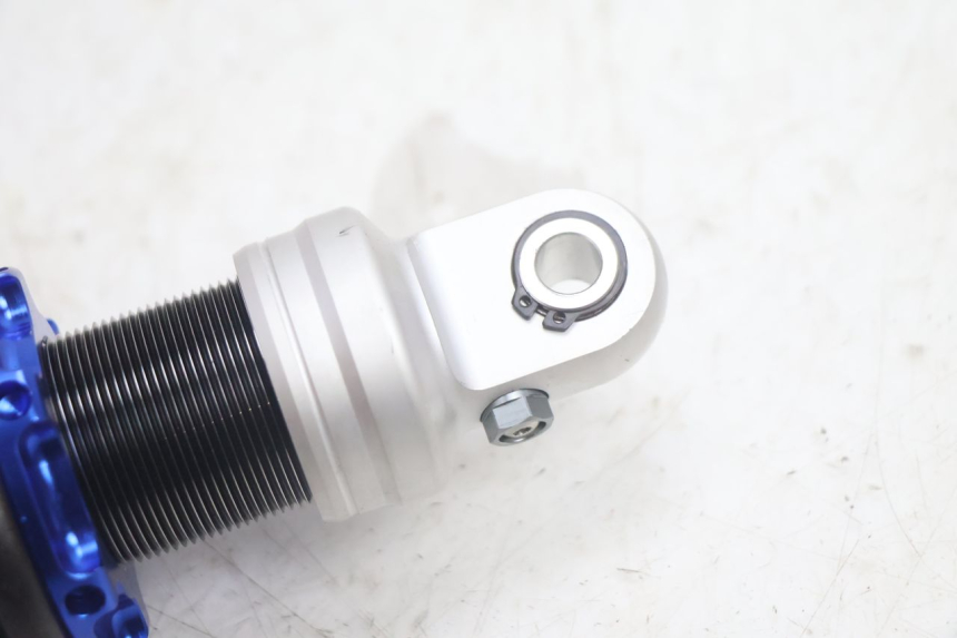 photo de AMORTIGUADOR TRASERO APOLLO RFZ 150 - Primer plano técnico