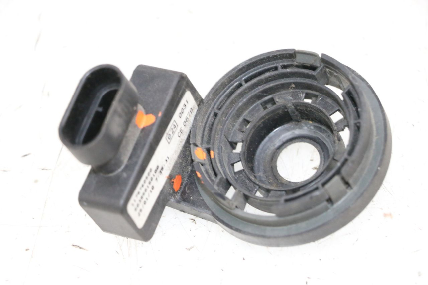 photo de ANTENA TRANSPONDEDOR PEUGEOT GEOPOLIS 400 (2007 - 2013) - Primer plano técnico