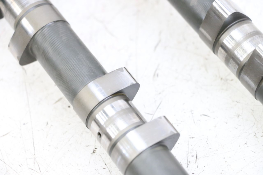 photo de ÁRBOL DE LEVAS YAMAHA FJR ABS 1300 (2006 - 2012) - Detalles de los puntos de fijación