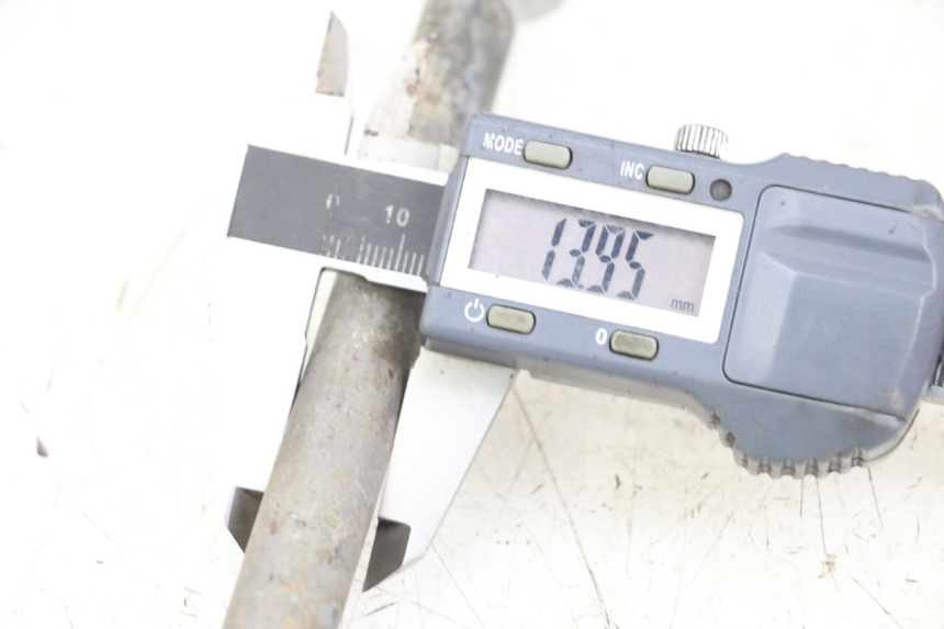 photo de Eje del brazo oscilante HYOSUNG GV AQUILA 125 (2000 - 2009) - Detalle de la pieza