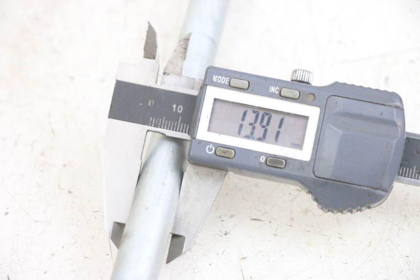 photo de EJE BRAZO OSCILANTE HONDA CA REBEL 125 (1995 - 2001) - Detalle de la pieza