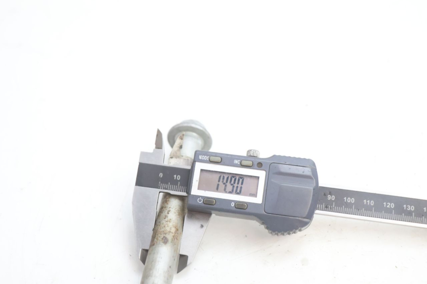 photo de EJE BASCULANTE HONDA CB F HORNET 600 (2005 - 2006) - Primer plano técnico