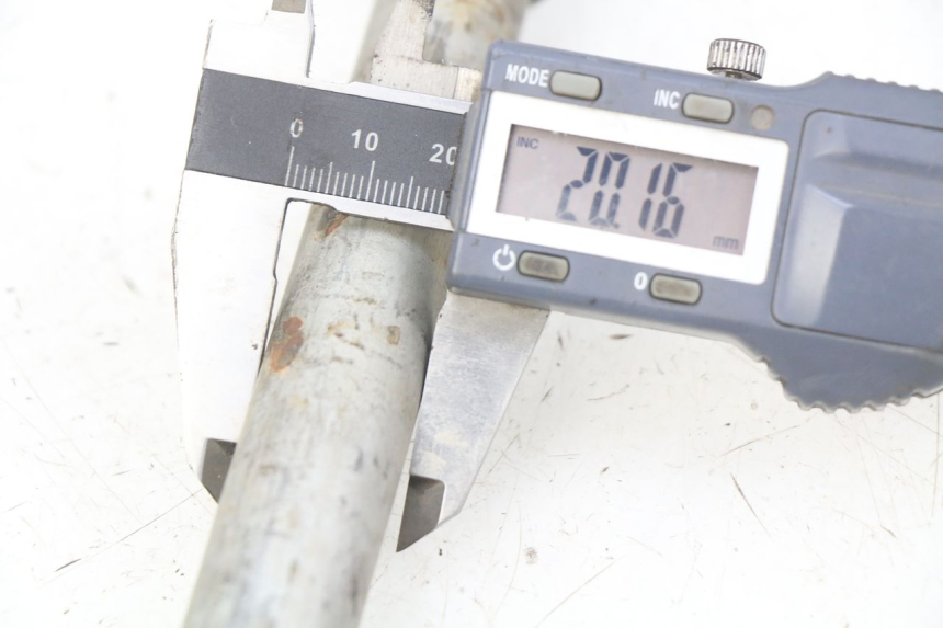 photo de EJE BRAZO OSCILANTE HONDA CB R 1000 (2018 - 2023) - Detalle de la pieza