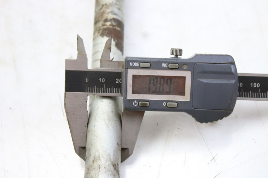 photo de EJE BRAZO OSCILANTE HONDA CBF 500 (2004 - 2007) - Primer plano técnico