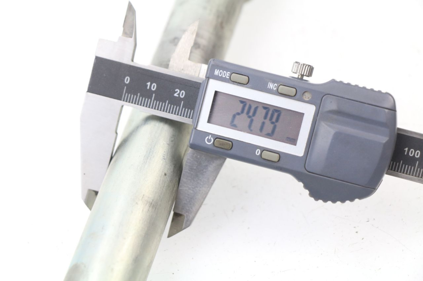 photo de EJE BASCULANTE HONDA CBR 929 RR FIREBLADE 900 (2000 - 2001) - Primer plano técnico