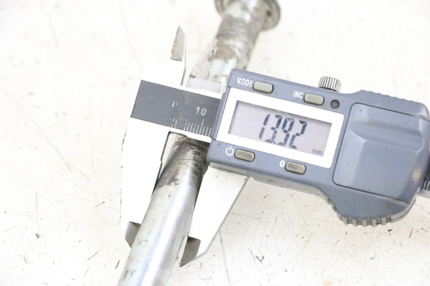 photo de EJE BASCULANTE HYOSUNG GF 125 (2001 - 2005) - Detalle de la pieza