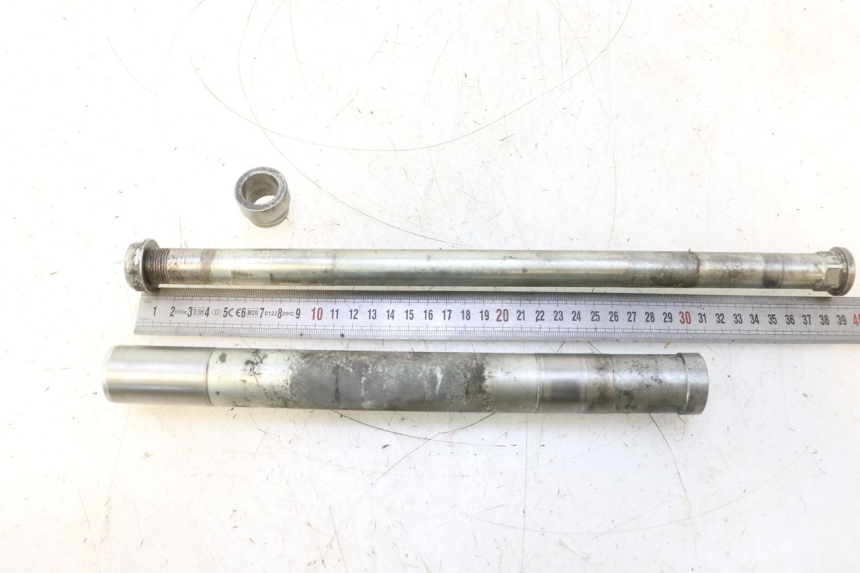 photo de EJE BRAZO OSCILANTE GILERA GP 800 (2007 - 2013) - Detalles de los puntos de fijación