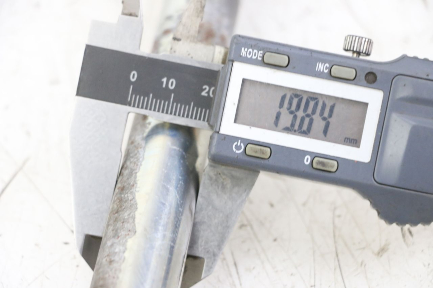 photo de EJE BRAZO OSCILANTE KAWASAKI ZR7 ZR-7 S 750 (1999 - 2004) - Otra perspectiva