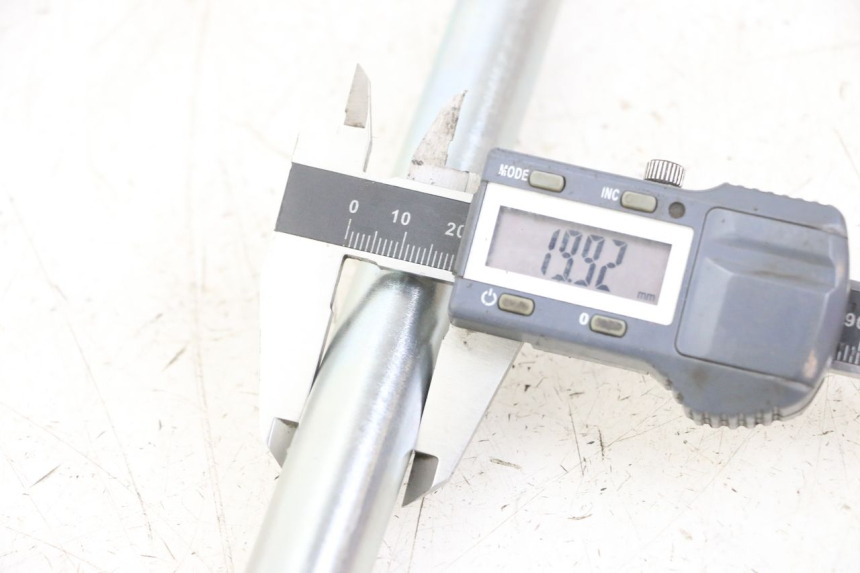 photo de EJE BASCULANTE ROYAL ENFIELD HYMALAYAN 410 (2016 - 2023) - Detalle de la pieza