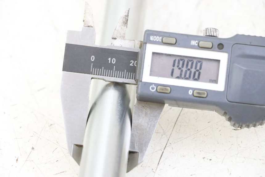 photo de EJE BASCULANTE ROYAL ENFIELD SCRAM 411 (2022 - 2024) - Primer plano técnico