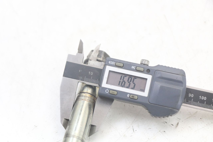 photo de EJE BRAZO OSCILANTE PEUGEOT SPEEDFIGHT 100 (1997 - 2007) - Otra perspectiva