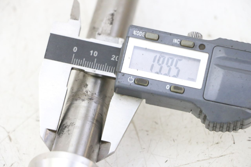 photo de EJE BASCULANTE TRIUMPH SPRINT 900 (1995 - 1998) - Primer plano técnico