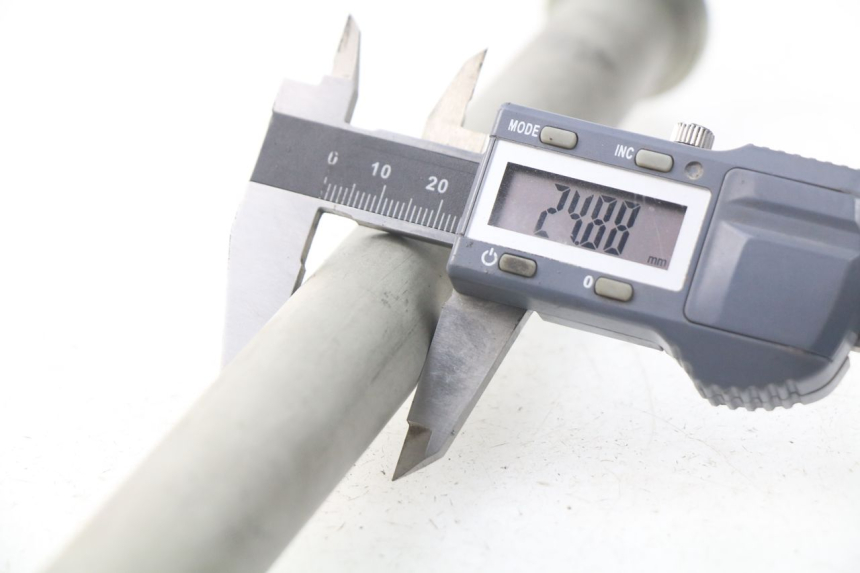 photo de EJE BASCULANTE TRIUMPH SPRINT ST ABS 1050 (2005 - 2007) - Otra perspectiva