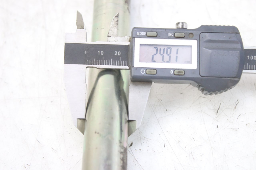 photo de EJE BRAZO OSCILANTE TRIUMPH SPRINT ST 955 (1999 - 2001) - Zoom estado de uso