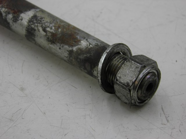 photo de EJE BASCULANTE SUZUKI GSF N BANDIT 600 (1996 - 1999) - Detalle de la pieza