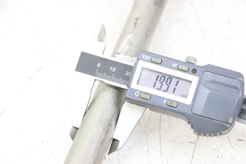 photo de EJE BASCULANTE SUZUKI GSR 750 (2011 - 2017) - Zoom estado de uso