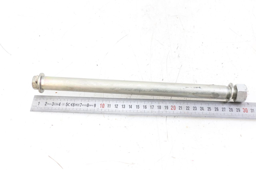 photo de EJE BASCULANTE SUZUKI GSR 750 (2011 - 2017) - Primer plano técnico