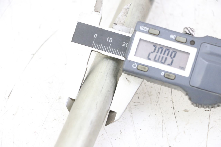 photo de EJE BRAZO OSCILANTE SUZUKI GSX F GSXF 650 (2007 - 2015) - Detalle de la pieza