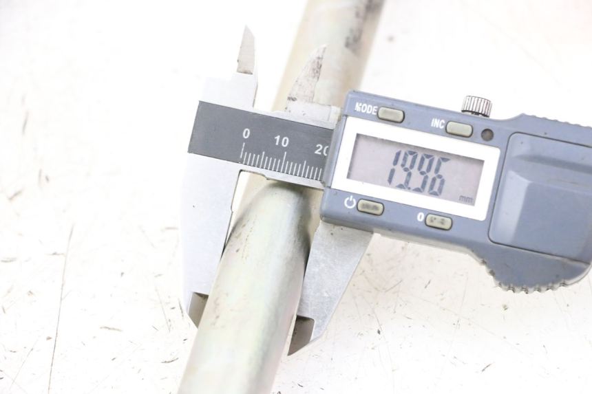 photo de EJE BRAZO OSCILANTE SUZUKI GSX F GSXF 650 (2007 - 2015) - Detalle de la pieza