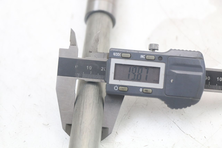 photo de EJE BRAZO OSCILANTE SUZUKI SV N 650 (1999 - 2002) - Primer plano técnico