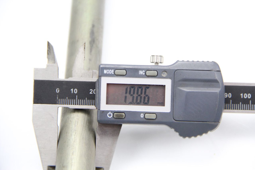 photo de EJE BASCULANTE YAMAHA TDM ABS 900 (2002 - 2014) - Detalles de los puntos de fijación