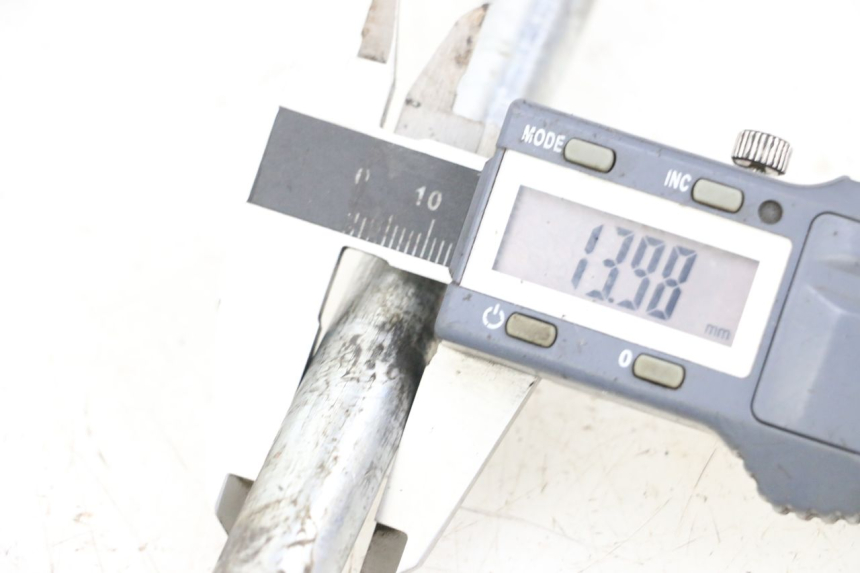 photo de Eje del brazo oscilante HYOSUNG XRX 125 (2000 - 2008) - Primer plano técnico