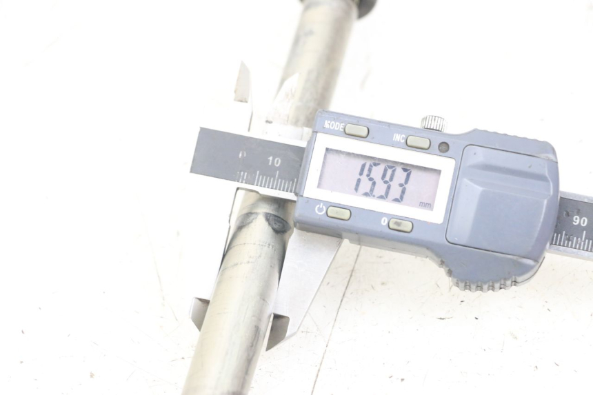 photo de EJE BRAZO OSCILANTE YAMAHA XT X 660 (2004 - 2016) - Detalle de la pieza