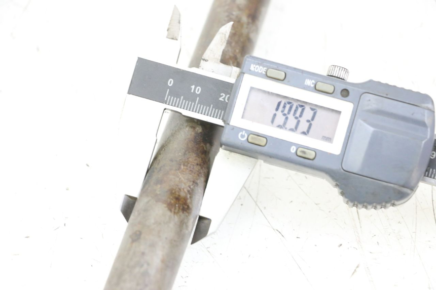 photo de EJE BASCULANTE YAMAHA FZ1 FAZER 1000 (2007 - 2009) - Detalle de la pieza