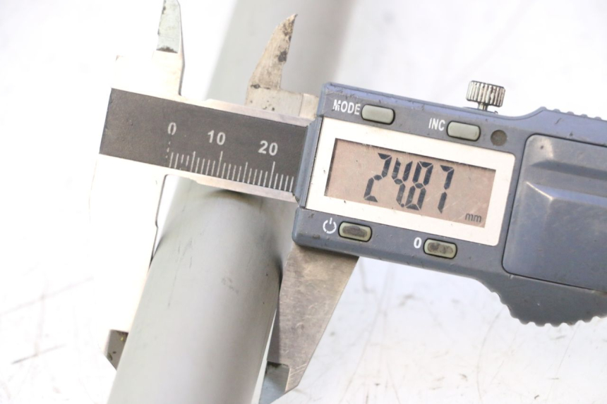 photo de EJE BASCULANTE YAMAHA YZF R6 600 (2008 - 2009) - Primer plano técnico