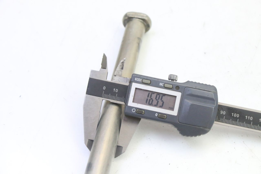 photo de EJE BASCULANTE YAMAHA YZF YZ-F 450 (2014 - 2016) - Primer plano técnico