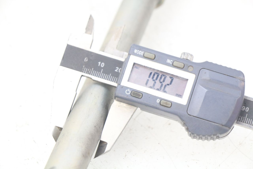 photo de EJE BRAZO OSCILANTE KAWASAKI Z S 750 (2003 - 2006) - Primer plano técnico