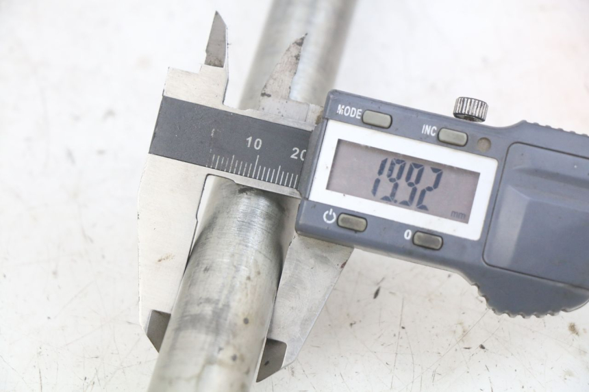 photo de EJE BRAZO OSCILANTE KAWASAKI Z 750 (2007 - 2013) - Detalle de la pieza