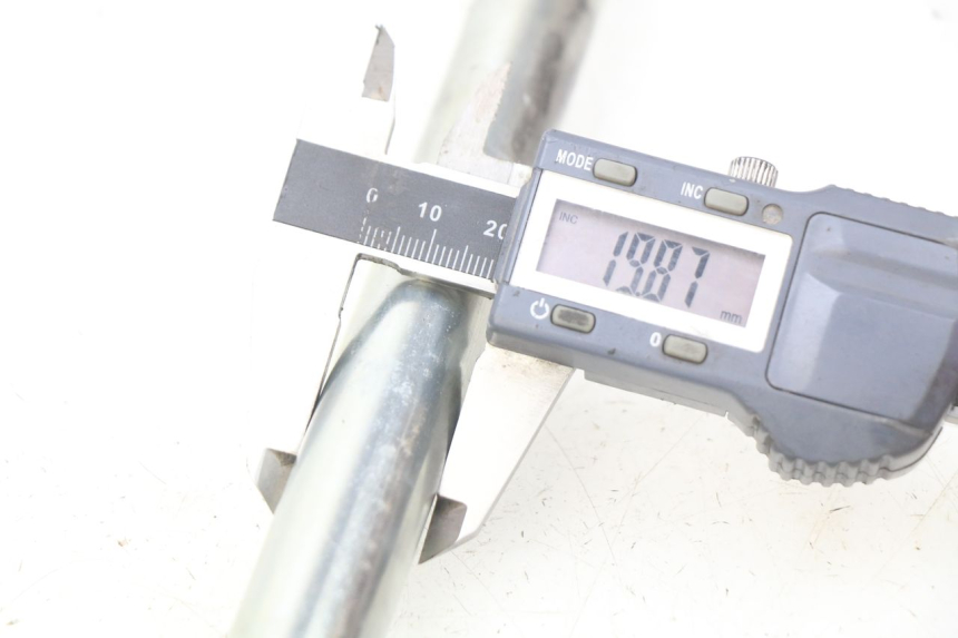 photo de EJE BRAZO OSCILANTE KAWASAKI ZR7 ZR-7 S 750 (1999 - 2004) - Detalle de la pieza