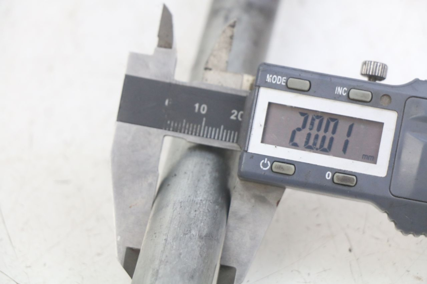 photo de EJE BRAZO OSCILANTE KAWASAKI ZX-6R ZX6R 600 (1995 - 1997) - Primer plano técnico