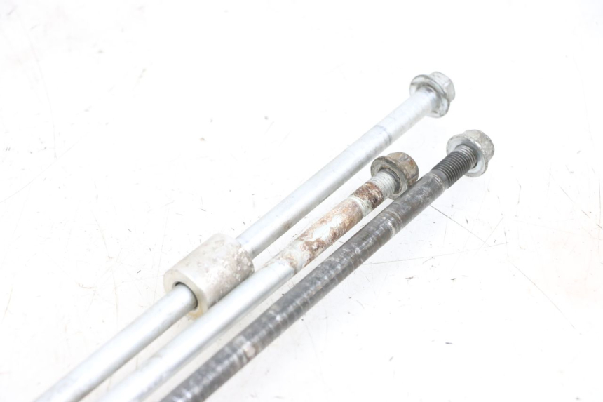 photo de EJE MOTOR SUZUKI BURGMAN 650 (2013 - 2020) - Detalles de los puntos de fijación