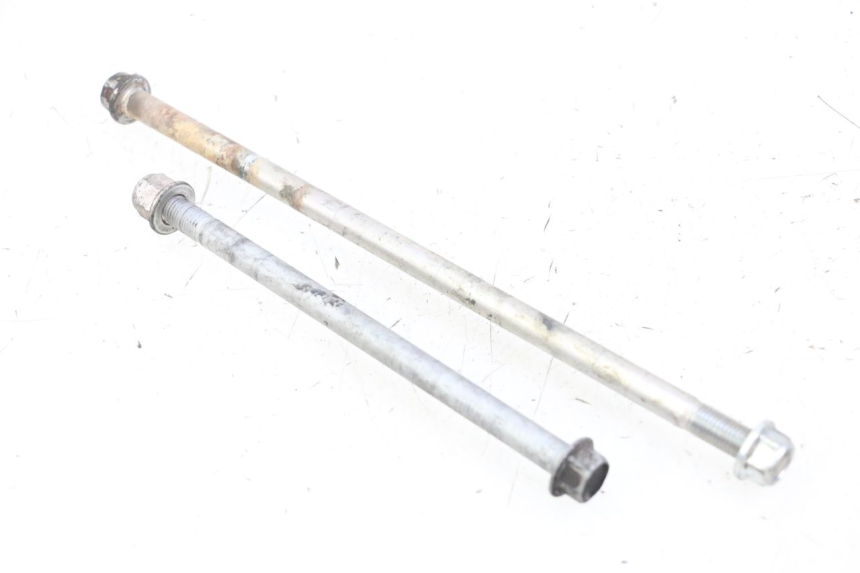 photo de EJE MOTOR SUZUKI GSR 750 (2011 - 2017) - Detalles de los puntos de fijación