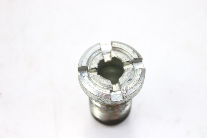 photo de EJE MOTOR SUZUKI SV S 650 (1999 - 2002) - Primer plano técnico