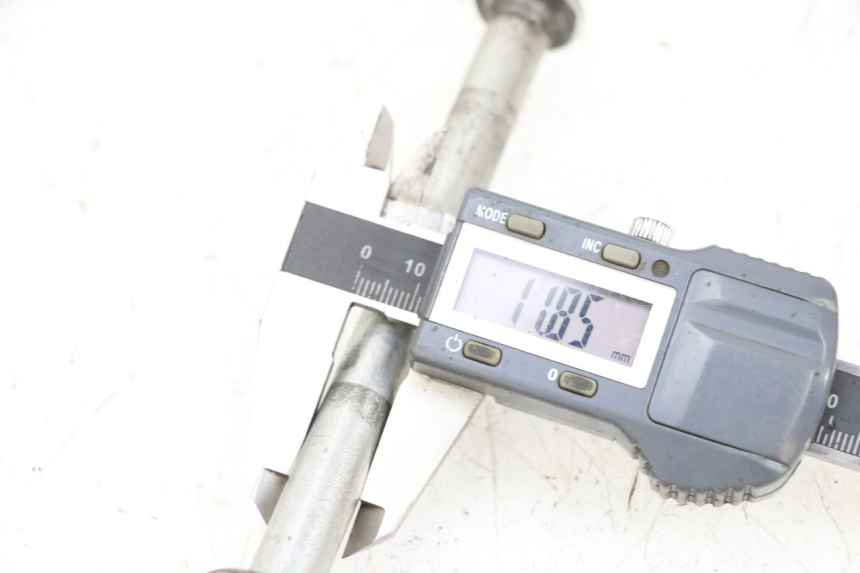 photo de EJE RUEDA TRASERO MAG POWER BOMBERS 4T 50 (2016 - 2026) - Zoom estado de uso