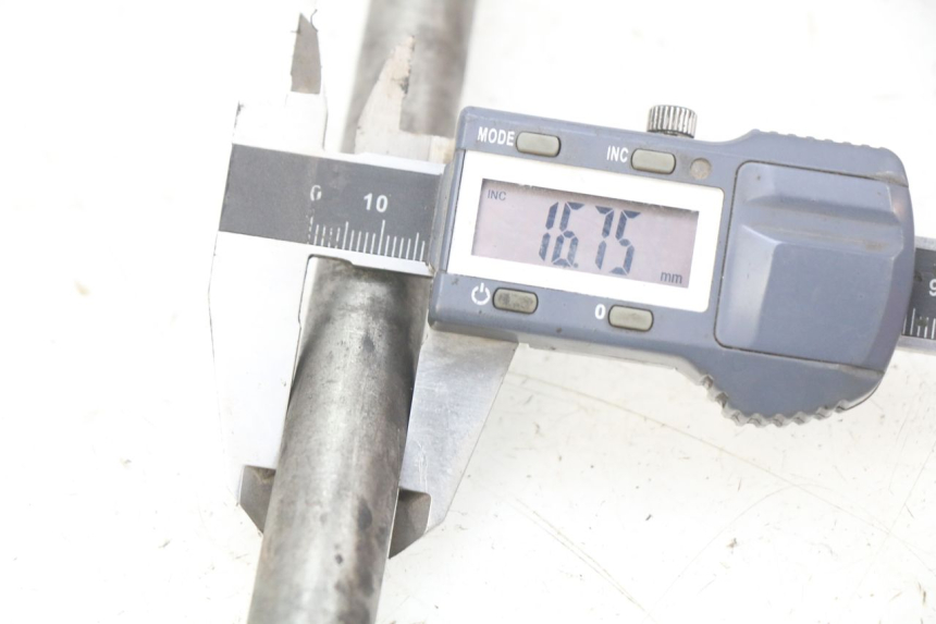 photo de EJE DE RUEDA TRASERA ROYAL ENFIELD BULLET CLASSIC 500 (2017 - 2020) - Detalle de la pieza