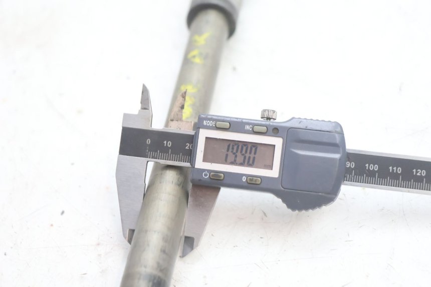 photo de EJE RUEDA TRASERO SUZUKI BURGMAN EXECUTIVE ABS 650 (2006 - 2012) - Primer plano técnico