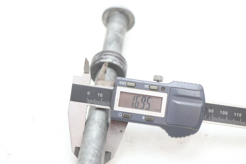 photo de EJE RUEDA TRASERO HONDA CB F HORNET 600 (2005 - 2006) - Primer plano técnico