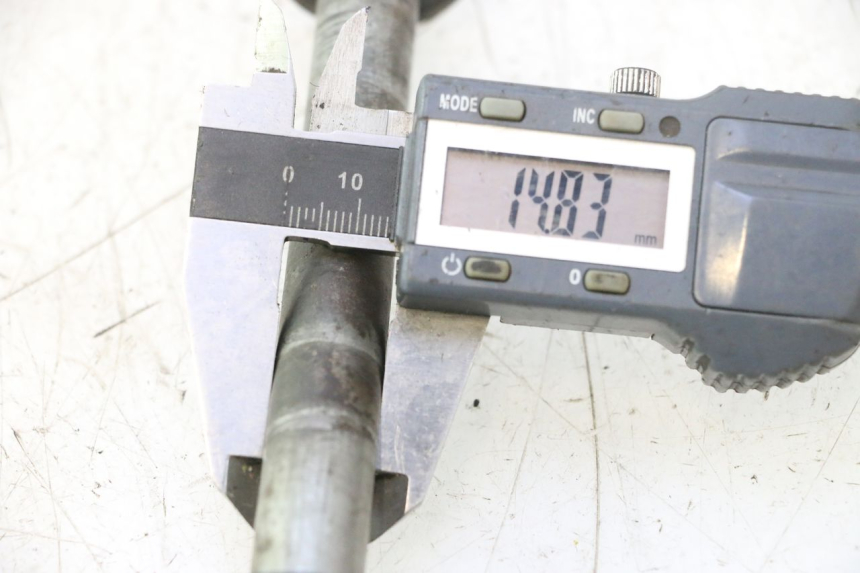 photo de EJE RUEDA TRASERO HONDA CB TWO FIFTY 250 (1991 - 2002) - Zoom estado de uso