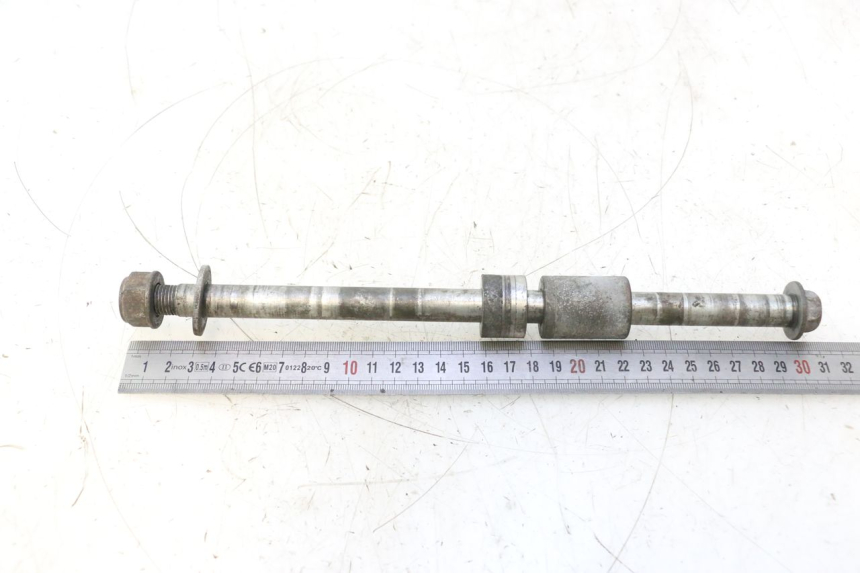 photo de EJE RUEDA TRASERO HONDA CB TWO FIFTY 250 (1991 - 2002) - Primer plano técnico