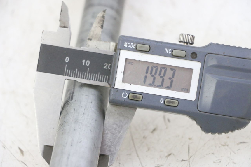 photo de EJE RUEDA TRASERO HONDA CBF 500 (2004 - 2007) - Detalle de la pieza