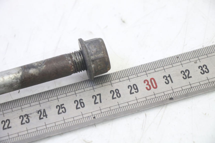 photo de EJE RUEDA TRASERO HONDA CBF 125 (2009 - 2015) - Otra perspectiva