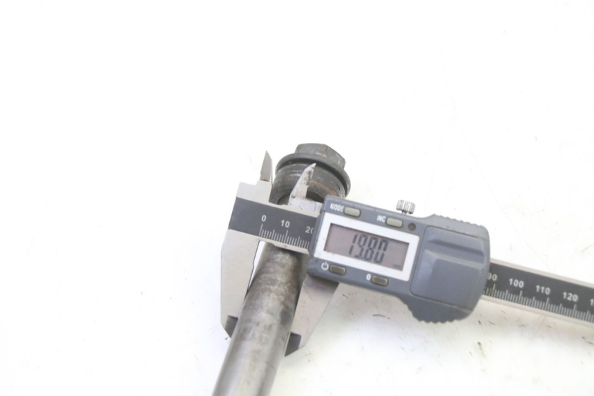 photo de EJE RUEDA TRASERO HONDA CBR RR FIREBLADE 900 (1992 - 1994) - Primer plano técnico