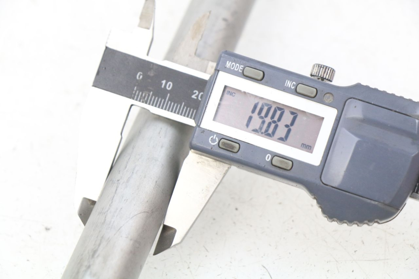 photo de EJE RUEDA TRASERO HONDA CBRF CBR-F PC41 600 (2011 - 2013) - Primer plano técnico